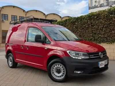 Usado VW Caddy 110 CV (80 kW) 2020 Rojo Monovolumen
