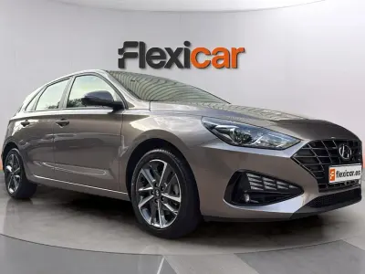 Usado Hyundai i30 110 CV (80 kW) 2023 Marrón Berlina