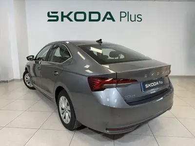 Usado Skoda Octavia Selection 150 CV (110 kW) 2025 Gris / plata Berlina