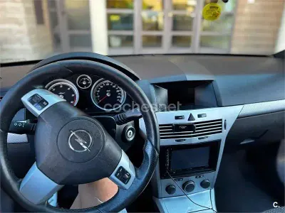 Usado Opel Astra GTC Sport 120 CV (88 kW) 2005 Gris / plata Berlina