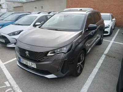Usado Peugeot 5008 GT 130 CV (95 kW) 2021 Marrón SUV