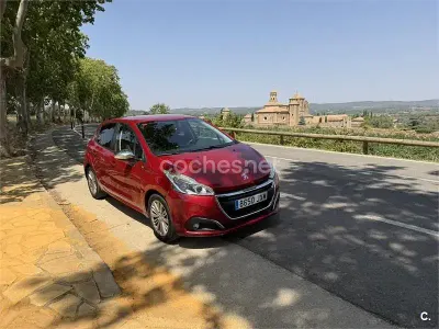 Usado Peugeot 208 Access 82 CV (60 kW) 2017 Rojo Utilitario