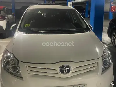 Usado Toyota Auris Luna 90 CV (66 kW) 2010 Blanco Utilitario