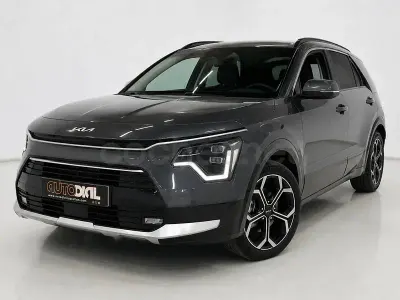 Usado Kia Niro 141 CV (103 kW) 2024 Gris / plata SUV