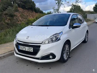 Używany Peugeot 208 Style 82 KM (60 kW) 2017 Biały Hatchback