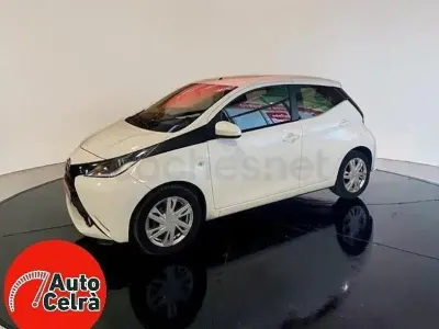 Usado Toyota Aygo X-play 69 CV (50 kW) 2016 Blanco Utilitario