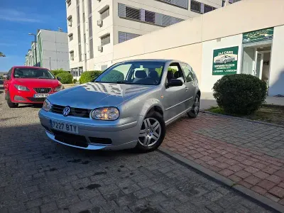 Usado VW Golf IV Highline 105 CV (77 kW) 2002 Gris / plata Berlina