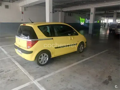 Usado Peugeot 1007 75 CV (55 kW) 2005 Amarillo Monovolumen