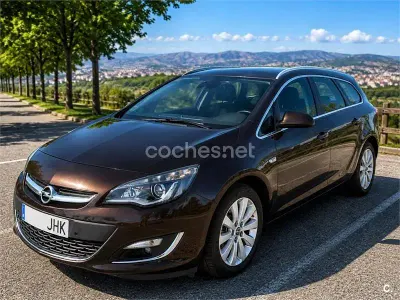 Usado Opel Astra Selective 110 CV (80 kW) 2015 Marrón Familiar
