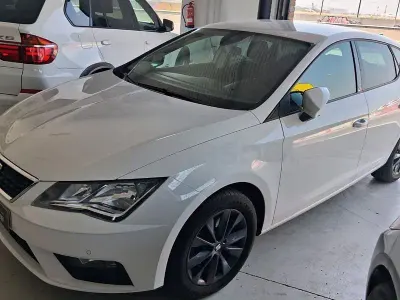 Usado Seat Leon Style 115 CV (84 kW) 2019 Blanco Berlina
