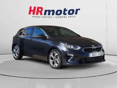 Usado Kia Ceed 136 CV (100 kW) 2021 Negro Utilitario