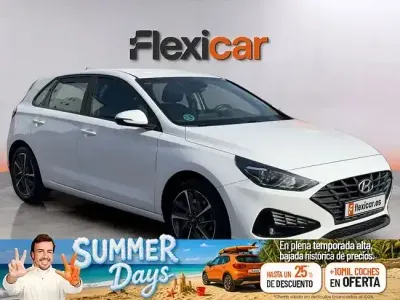 Usado Hyundai i30 120 CV (88 kW) 2021 Blanco Berlina