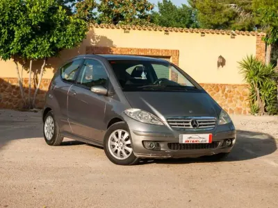 Usado Mercedes A160 Elegance 82 CV (60 kW) 2005 Gris Utilitario