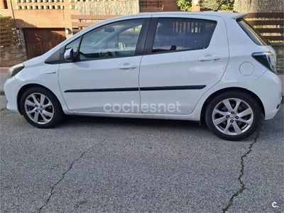 Usado Toyota Yaris Hybrid Advance 100 CV (73 kW) 2013 Blanco Berlina
