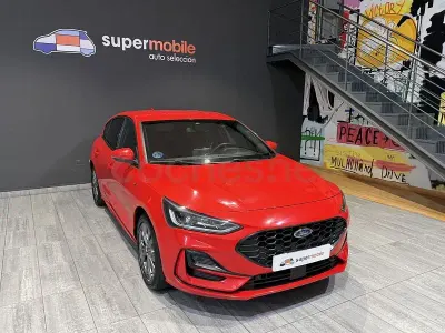 Używany Ford Focus ST-Line 125 KM (91 kW) 2022 Czerwony Sedan/Limuzyna