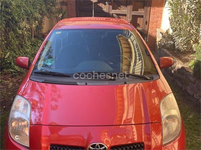 Usado Toyota Yaris 87 CV (63 kW) 2006 Rojo Berlina