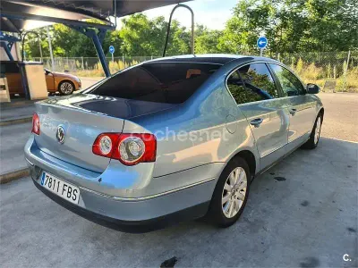 Usado VW Passat Highline 140 CV (102 kW) 2006 Azul Berlina