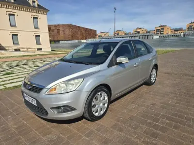 Usado Ford Focus Trend 90 CV (66 kW) 2008 Gris Utilitario