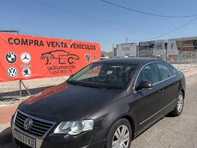 Usado VW Passat Sportline 140 CV (102 kW) 2007 Gris / plata Berlina