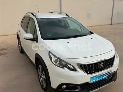 Usado Peugeot 2008 Allure 120 CV (88 kW) 2017 Blanco SUV