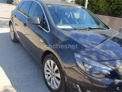 Usado Opel Astra Selective 140 CV (102 kW) 2014 Negro Berlina