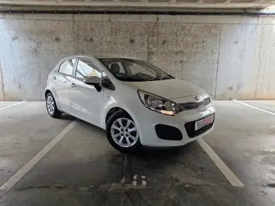 Usado Kia Rio 85 CV (62 kW) 2015 Blanco Berlina