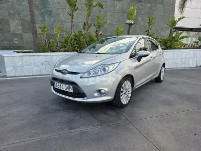 Usado Ford Fiesta Titanium 96 CV (70 kW) 2010 Gris / plata Berlina