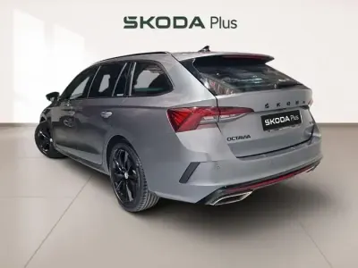Usado Skoda Octavia RS 200 CV (147 kW) 2022 Gris Familiar