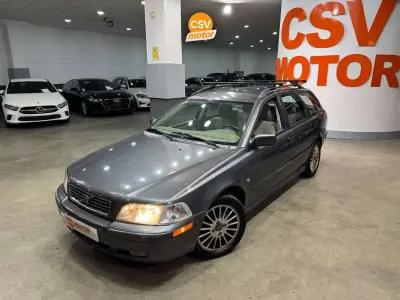 Usado Volvo V40 122 CV (89 kW) 2004 Gris / plata Familiar