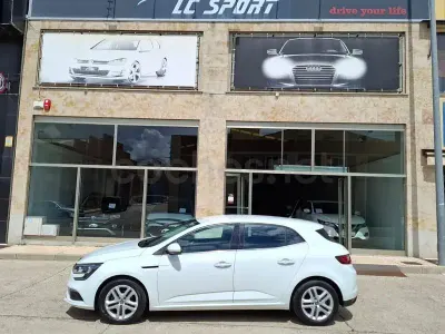 Begagnad Renault Mégane Business 95 HK (69 kW) 2020 Vit Sedan
