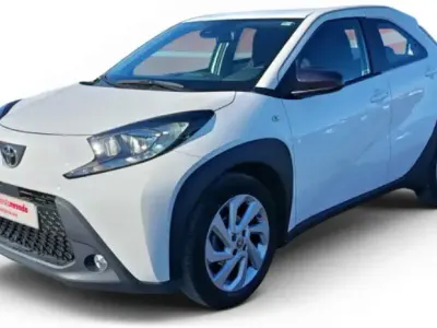 Usado Toyota Aygo X Play 72 CV (52 kW) 2022 Blanco SUV