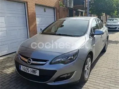 Usado Opel Astra Selective 110 CV (80 kW) 2014 Gris / plata Berlina