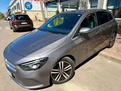 Usado Mercedes B180 116 CV (85 kW) 2021 Gris / plata Utilitario