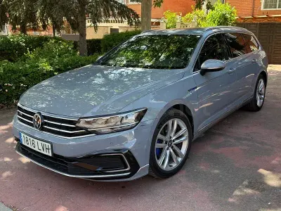 Usado VW Passat GTE 218 CV (160 kW) 2022 Gris / plata Familiar