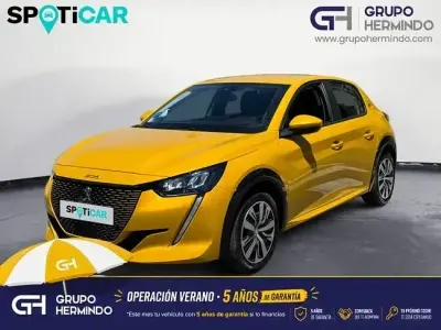 Usado Peugeot e-208 Active 100 kW (136 CV) 2021 Amarillo Utilitario