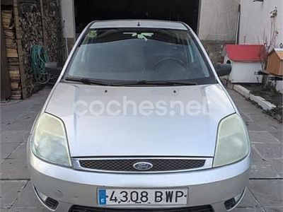 Gris / plata Usado 2002 Ford Fiesta Ghia Berlina | 2000 € (Buen precio)