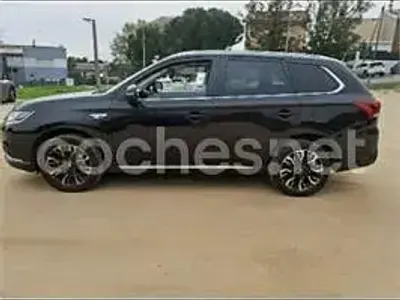 Usado Mitsubishi Outlander P-HEV 203 CV (149 kW) 2016 Negro SUV