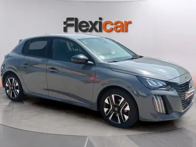 Usado Peugeot 208 Allure 101 CV (74 kW) 2025 Gris Utilitario