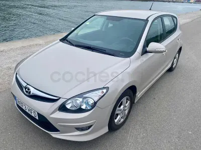 Usado Hyundai i30 Classic 90 CV (66 kW) 2011 Gris / plata Berlina