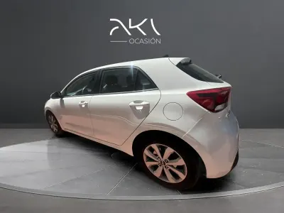 Usado Kia Rio 120 CV (88 kW) 2022 Blanco Berlina