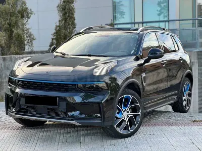 Begagnad Lynk & Co 01 261 HK (191 kW) 2022 Svart SUV
