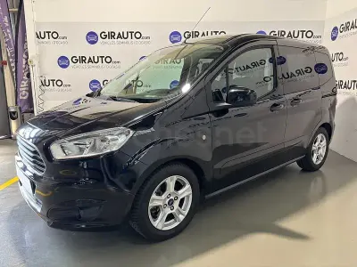 Usado Ford Tourneo Courier Trend 100 CV (73 kW) 2015 Negro Monovolumen