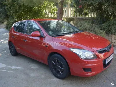 Usado Hyundai i30 Comfort 90 CV (66 kW) 2010 Rojo Berlina