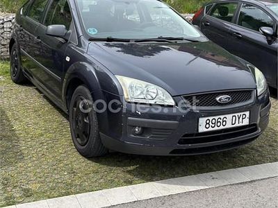 Usado Ford Focus Trend 100 CV (73 kW) 2006 Gris / plata Berlina
