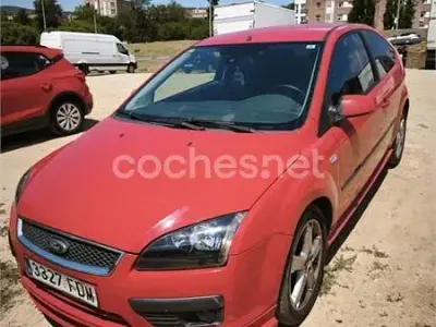 Usado Ford Focus Sport 115 CV (84 kW) 2006 Rojo Berlina