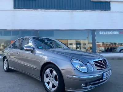 Usado Mercedes E220 Avantgarde 150 CV (110 kW) 2005 Beige Berlina