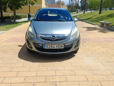 Usado Opel Corsa Essentia 85 CV (62 kW) 2011 Gris / plata Utilitario