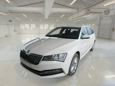 Usado Skoda Superb Style 217 CV (159 kW) 2021 Blanco Familiar