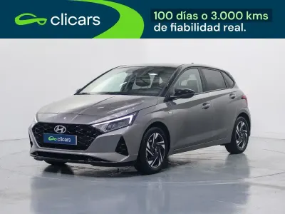 Usado Hyundai i20 100 CV (73 kW) 2023 Gris Utilitario
