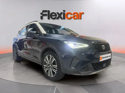 Usado Seat Arona Style 110 CV (80 kW) 2022 Gris SUV